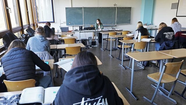 Schüler arbeiten in einem Klassenraum