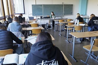 Schüler arbeiten in einem Klassenraum