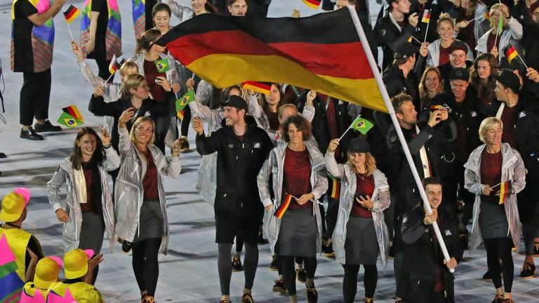 Die deutsche Mannschaft beim Einlauf der Olympischen Eröffnungsfeier 2016.