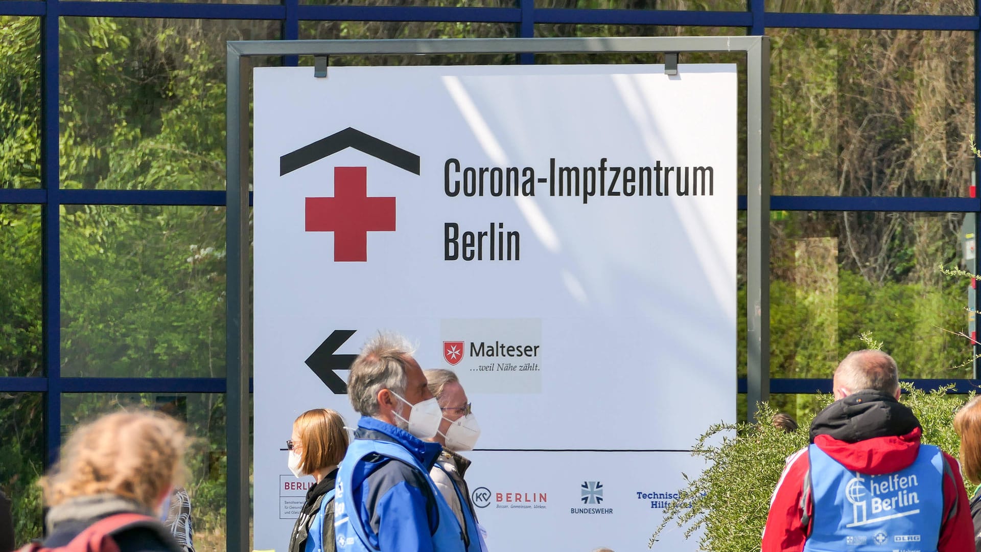 Ein Schild vor dem Impfzentrum auf dem Messegelände in Charlottenburg (Archivbild): Auch hier können sich Impfwillige nun spontan ihre Spritze abholen.