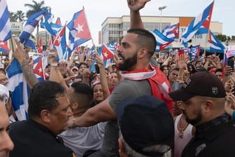 Demonstranten in den USA solidarisieren sich mit denen in Kuba: Die USA verhängen nun Sanktionen gegen kubanische Regierungsvertreter.