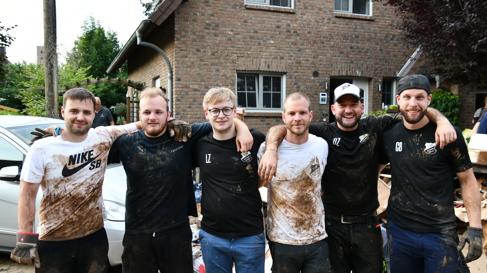 Spieler der örtlichen Fußballmannschaft vor dem Haus von Elke K.: Die Hilfsbereitschaft macht der Blessemerin Hoffnung.