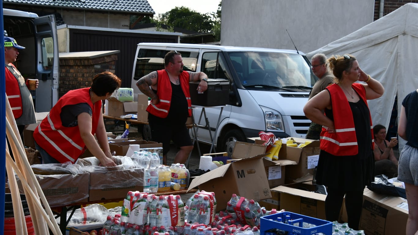 Vor Ort sind Helfer im Einsatz: Sie versorgen die Erftstädter mit Lebensmitteln, Kleidung, helfen aber auch beim Aufräumen der Häuser und Wohnungen.