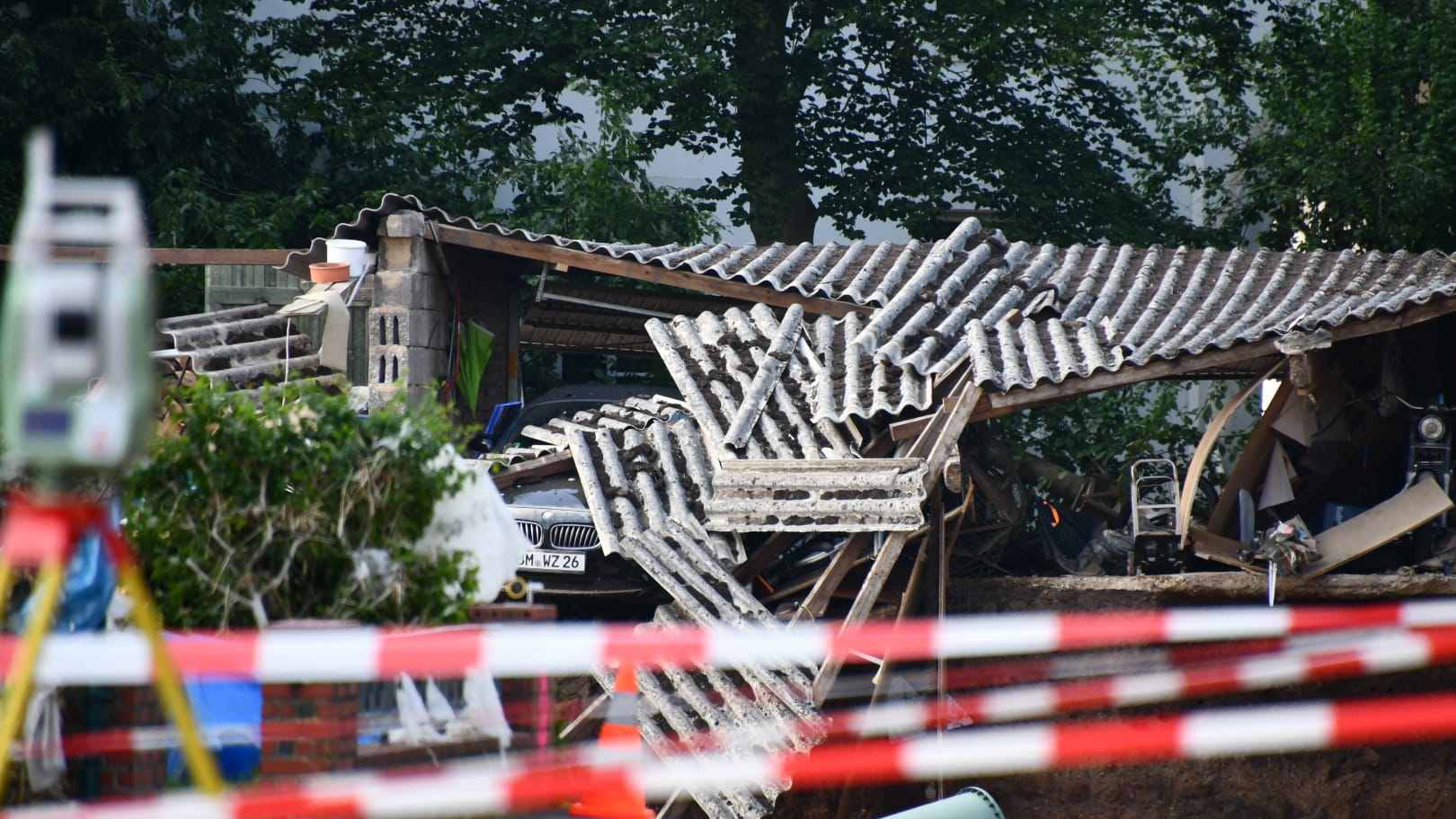 Mit Flatterband wurde der Bereich um die Abbruchkante in Blessem abgesperrt: Dahinter sind einige Häuse komplett eingestürzt.