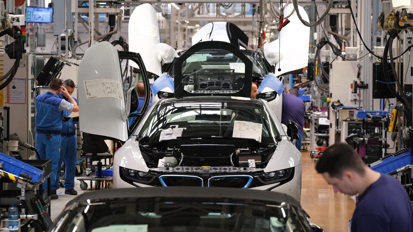 Chipmangel dürfte die Autobranche noch länger belasten (Symbolbild): Zuletzt musste BMW in Leipzig bereits die Produktion drosseln.