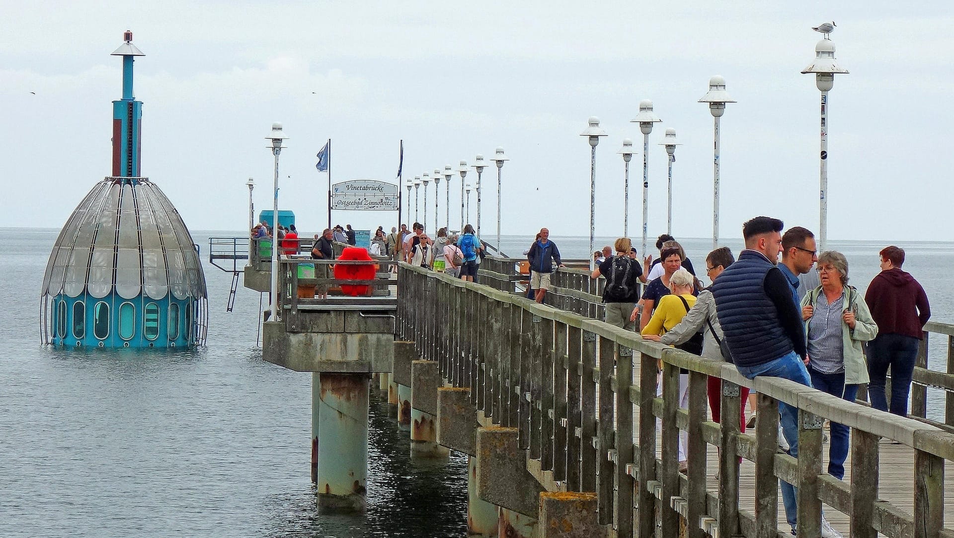 Die Seebrücke in Zinnowitz: Eine Frau setzte ihr Kind auf die Brüstung, um es zu fotografieren.