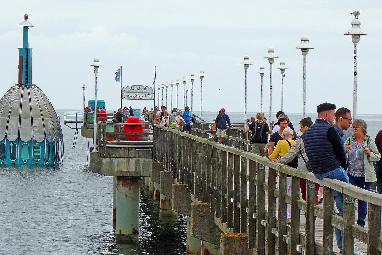 Die Seebrücke in Zinnowitz: Eine Frau setzte ihr Kind auf die Brüstung, um es zu fotografieren.