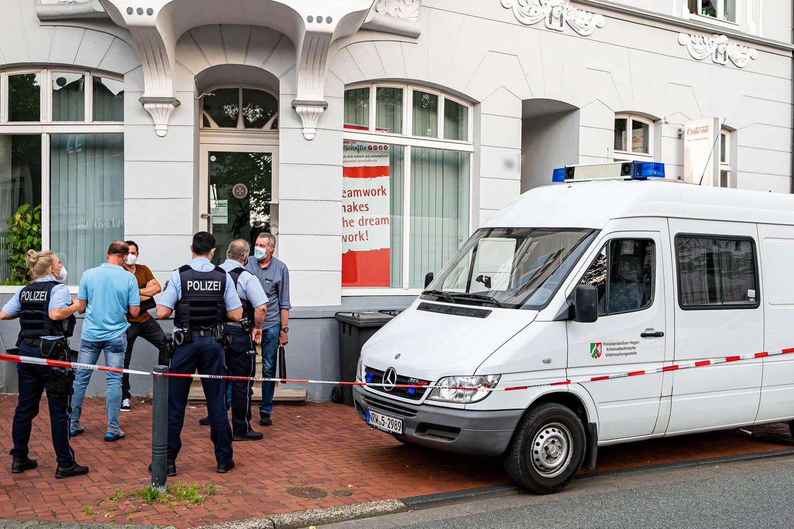 Polizeibeamte und ein Fahrzeug der Kriminaltechnischen Untersuchung KTU: In einem Treppenhaus wurde ein Mann tot aufgefunden.