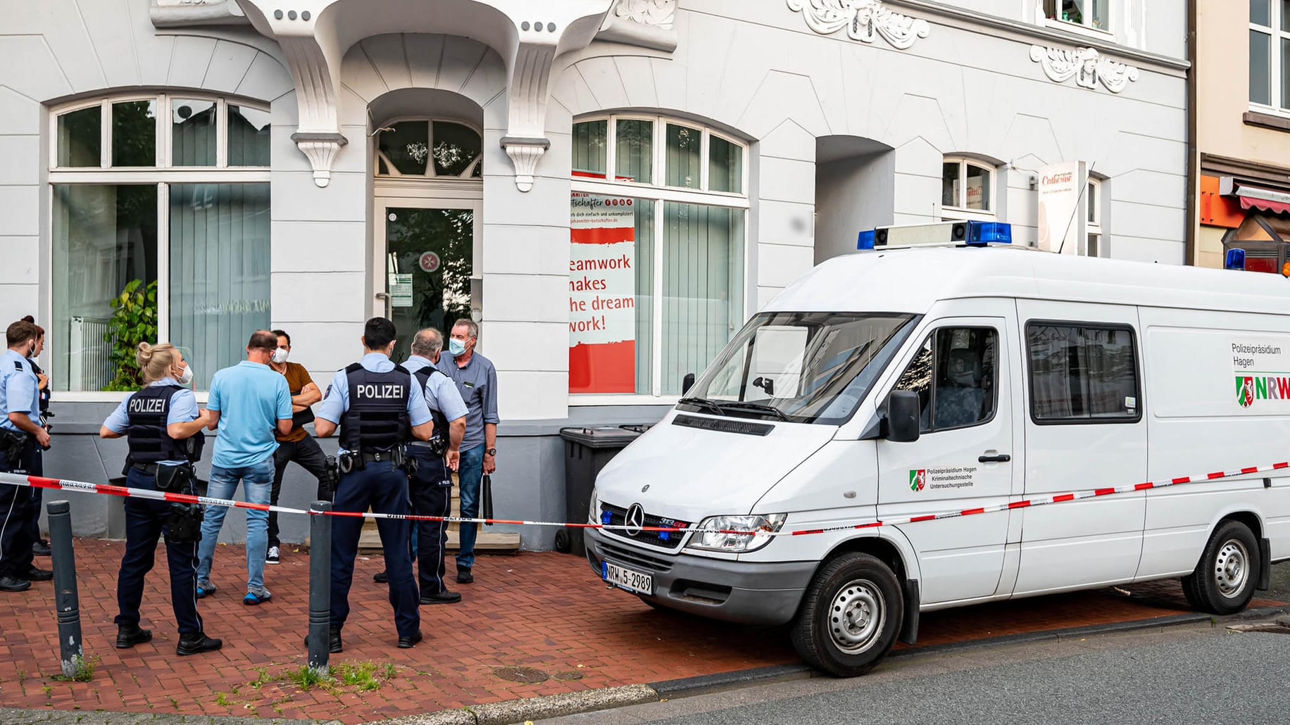 Polizeibeamte und ein Fahrzeug der Kriminaltechnischen Untersuchung KTU: In einem Treppenhaus wurde ein Mann tot aufgefunden.