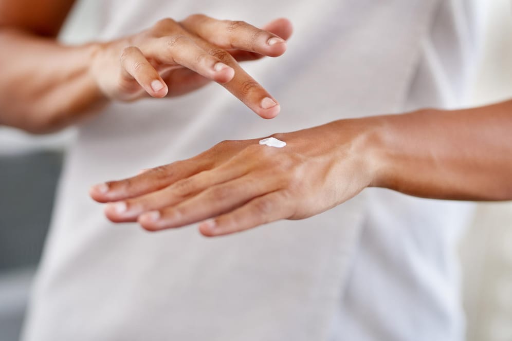 Hände eincremen: Bei Neurodermitis kommt es auf die richtige Pflege an.