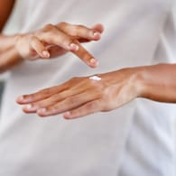 Hände eincremen: Bei Neurodermitis kommt es auf die richtige Pflege an.