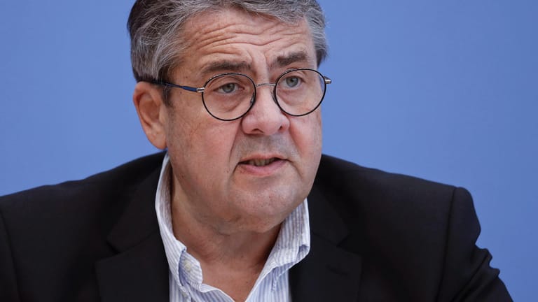 Ex-SPD-Chef Sigmar Gabriel: Merkel habe die Deutschen nicht auf die sich verändernde Welt vorbereitet, kritisiert er.