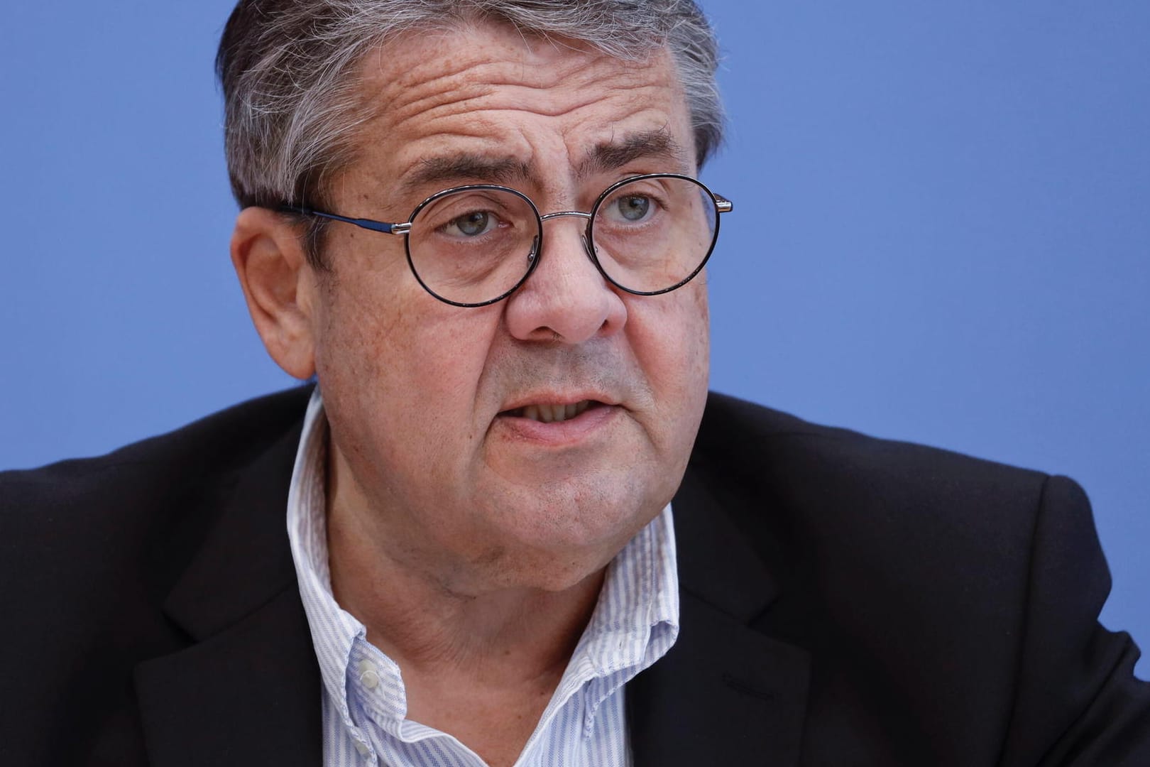Ex-SPD-Chef Sigmar Gabriel: Merkel habe die Deutschen nicht auf die sich verändernde Welt vorbereitet, kritisiert er.