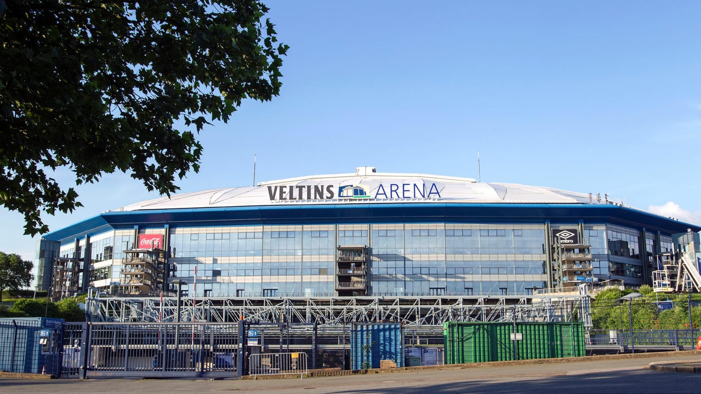 In der Veltins-Arena von Gelsenkirchen steigt am Freitagabend das Auftaktspiel der neuen Zweitliga-Saison: Schalke 04 empfängt den Hamburger SV.