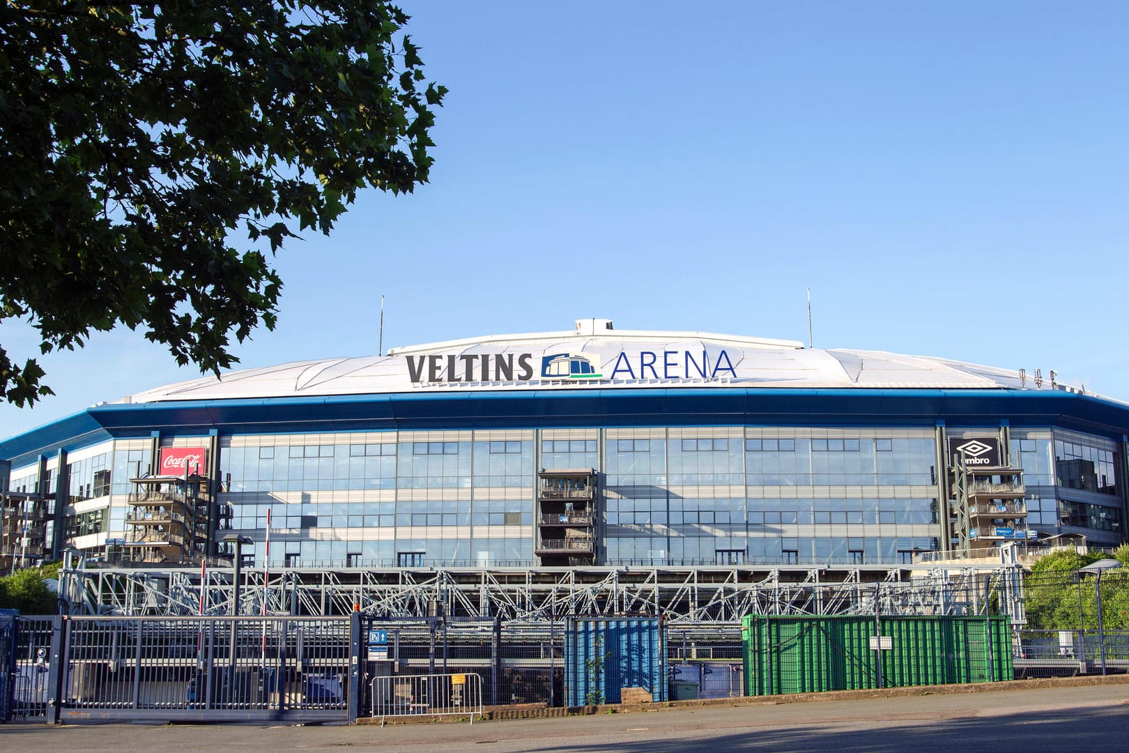 In der Veltins-Arena von Gelsenkirchen steigt am Freitagabend das Auftaktspiel der neuen Zweitliga-Saison: Schalke 04 empfängt den Hamburger SV.