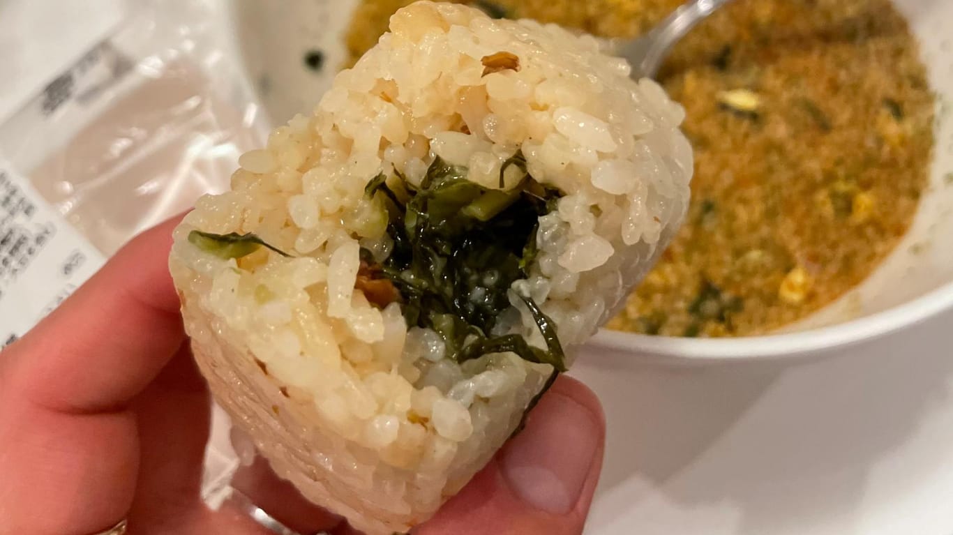 Reisbällchen und Tütensuppe: Die Supermarkt-Ausbeute von Reporterin Melanie Muschong an ihrem ersten Abend in Tokio.