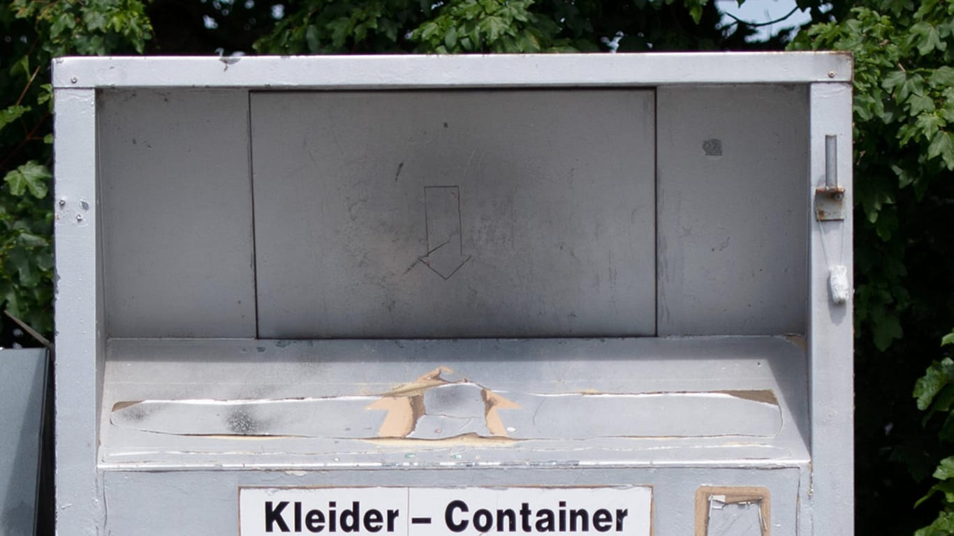 Altkleidercontainer (Symbolbild): In Bayern kam eine junge Frau in einem Container ums Leben.