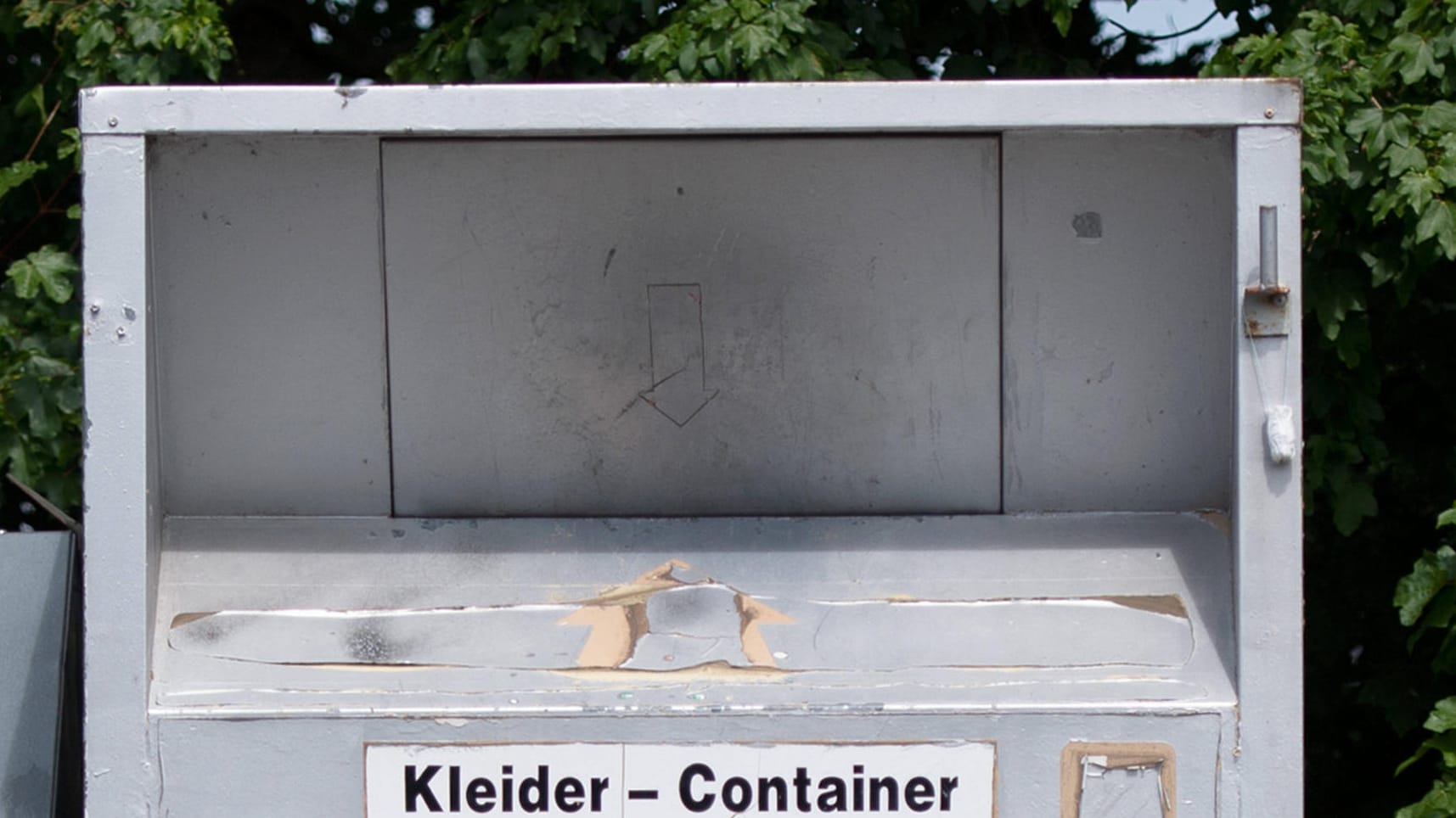 Altkleidercontainer (Symbolbild): In Bayern kam eine junge Frau in einem Container ums Leben. Altkleidercontainer (Symbolbild): In Bayern kam eine junge Frau in einem Container ums Leben.