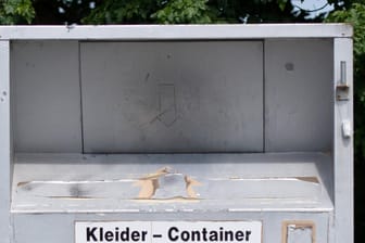 Altkleidercontainer (Symbolbild): In Bayern kam eine junge Frau in einem Container ums Leben.