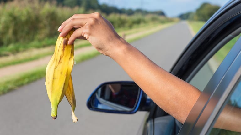 Weg damit: Immer mehr Müll landet auf Deutschlands Straßen. Eine Bananenschale ist schnell verrottet – eine Limo-Dose hingegen erst in Hunderten von Jahren.