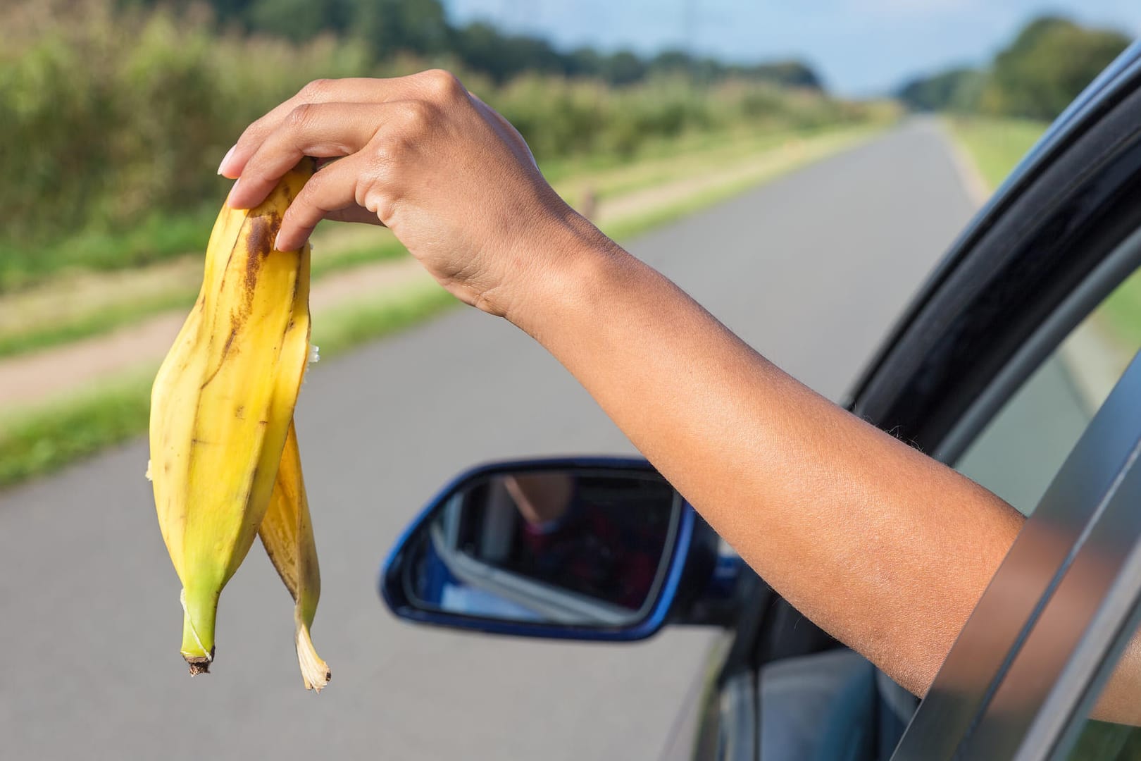 Weg damit: Immer mehr Müll landet auf Deutschlands Straßen. Eine Bananenschale ist schnell verrottet – eine Limo-Dose hingegen erst in Hunderten von Jahren.