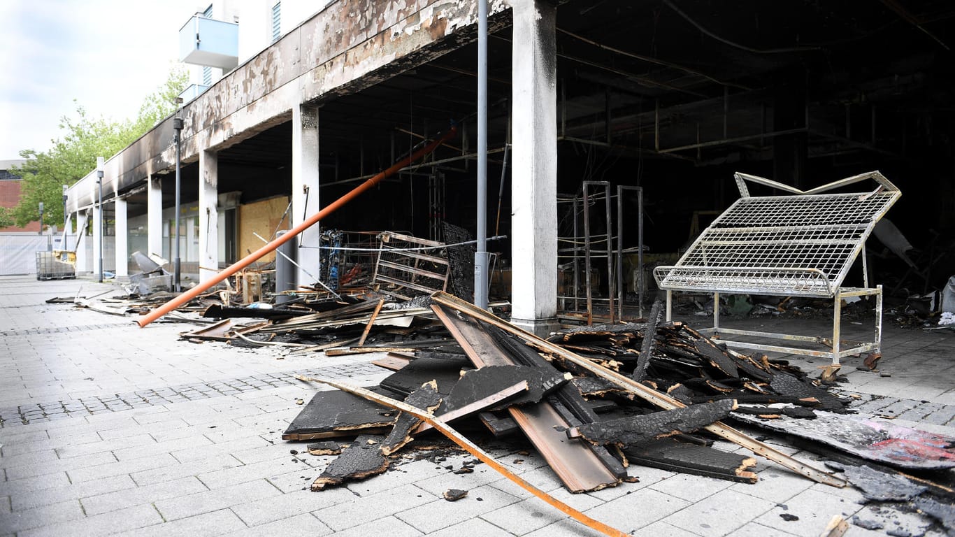 Ausgebrannter Laden in Waldkraiburg: Der Täter richtete eine große Zerstörung an.