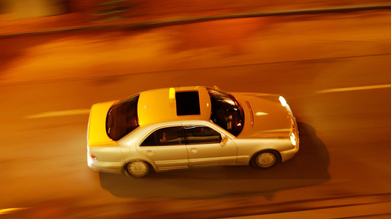 Ein Taxi während der Fahrt (Symbolbild): Betrüger haben eine Dortmunderin für die Geldübergabe bis nach Düsseldorf gelotst.