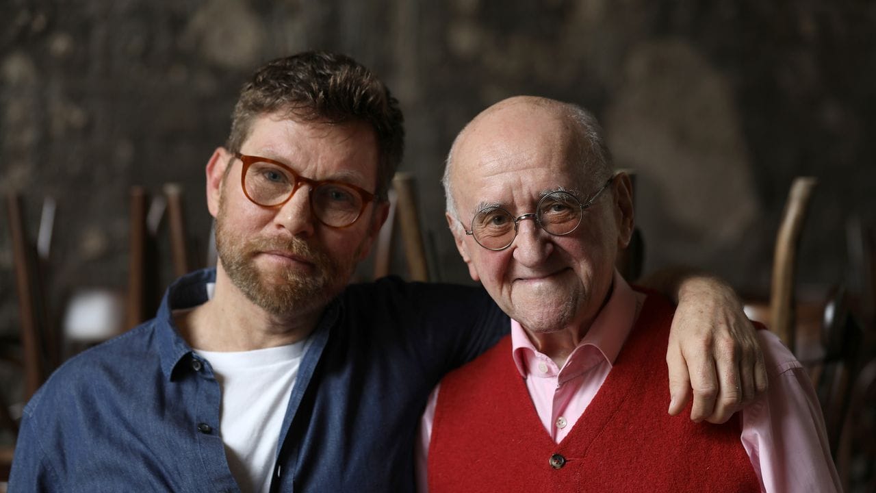 Alfred Biolek mit seinem Adoptivsohn Scott-Biolek-Ritchie 2020 in Köln. Alfred Biolek mit seinem Adoptivsohn Scott-Biolek-Ritchie 2020 in Köln.
