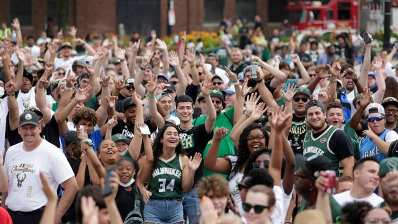 Fans feiern in Milwaukee den NBA-Titel der Bucks.