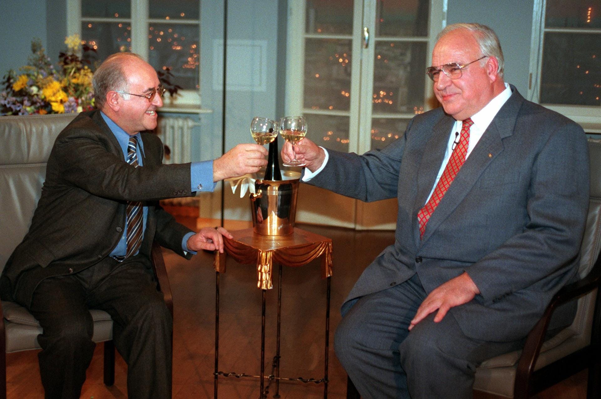 Der damalige Bundeskanzler Helmut Kohl prostet in der Sendung "Boulevard Bio" Talkmaster Alfred Biolek zu.