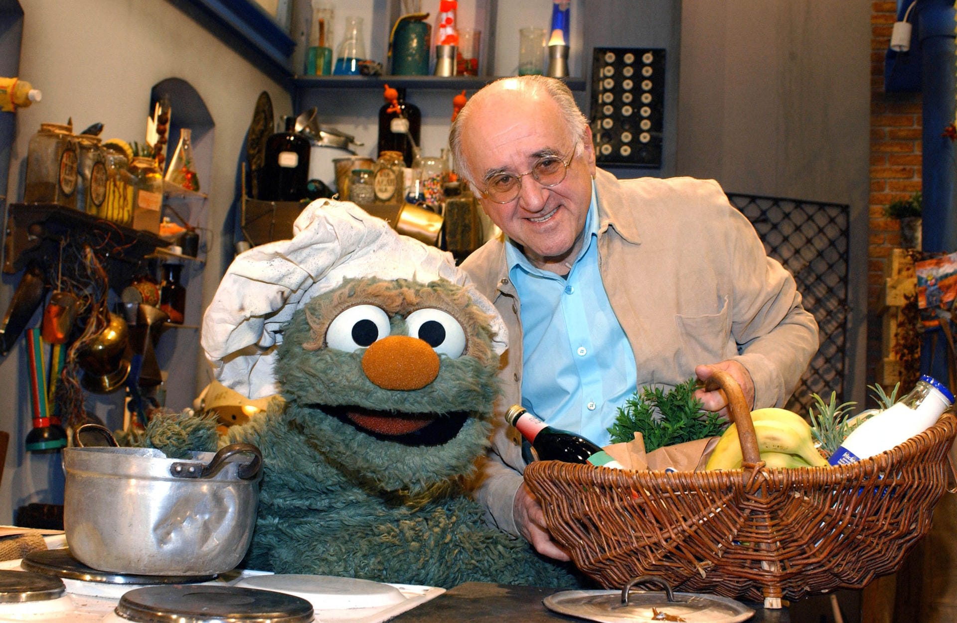 Alfred Biolek als Stargast der Kinderserie "Sesamstraße" mit der Figur Rumpel.