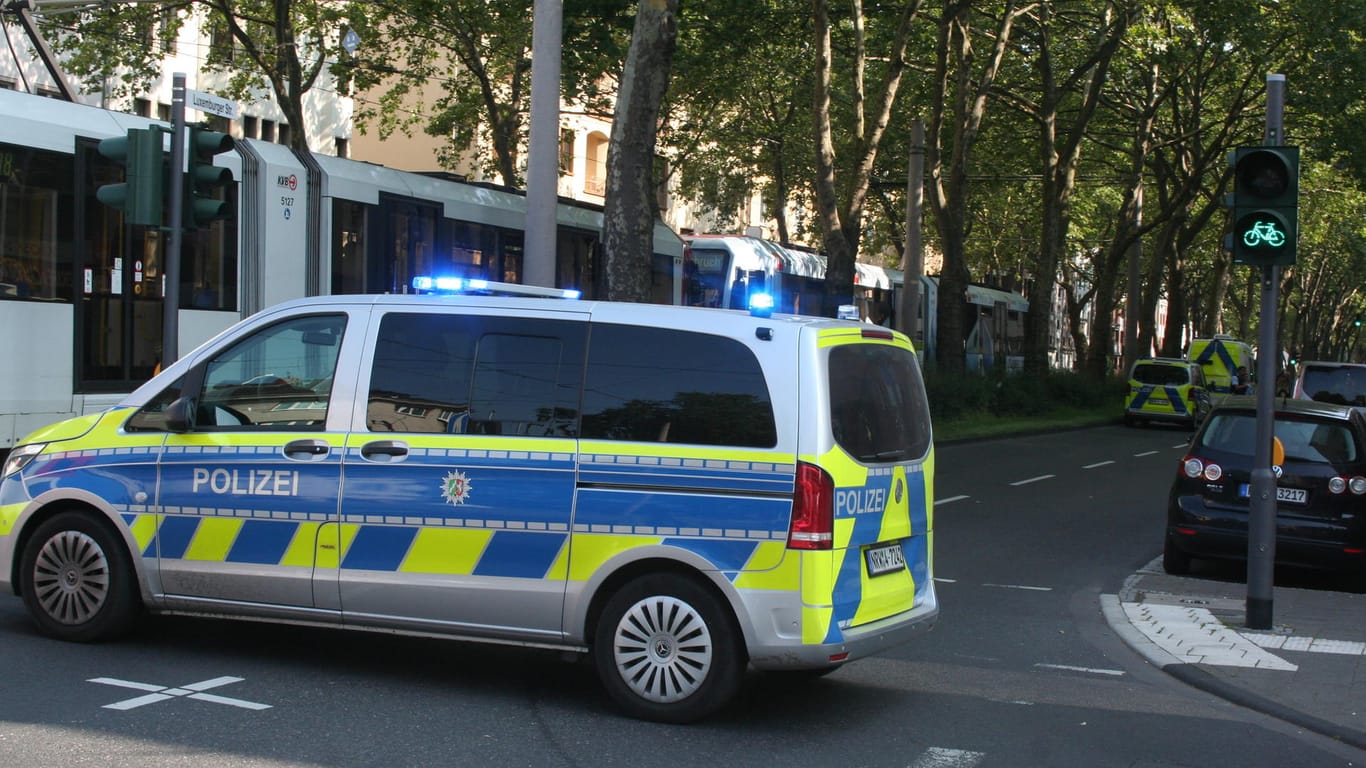 Ein Polizeiwagen riegelt die Luxemburger Straße ab: Es kam zu Staus.
