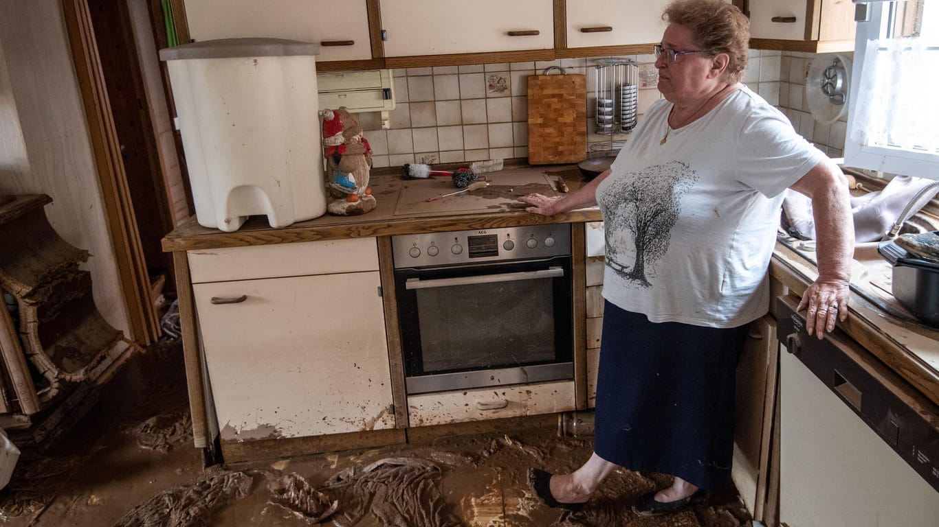 Susanne blickt auf ihre zerstörte Küche: Nach dem Hochwasser ist ihr Zuhause nicht mehr dasselbe.