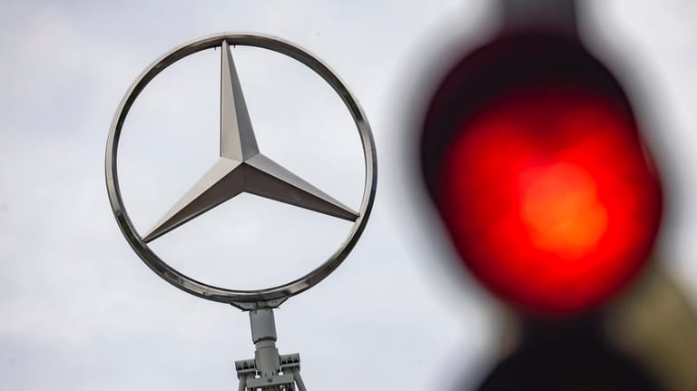 Mercedes-Stern auf einem Daimlergebäude (Symbolbild): Mehrere Mitarbeiter müssen sich wegen ihrer Verstrickung im Dieselskandal nun verantworten,