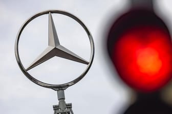 Mercedes-Stern auf einem Daimlergebäude (Symbolbild): Mehrere Mitarbeiter müssen sich wegen ihrer Verstrickung im Dieselskandal nun verantworten,