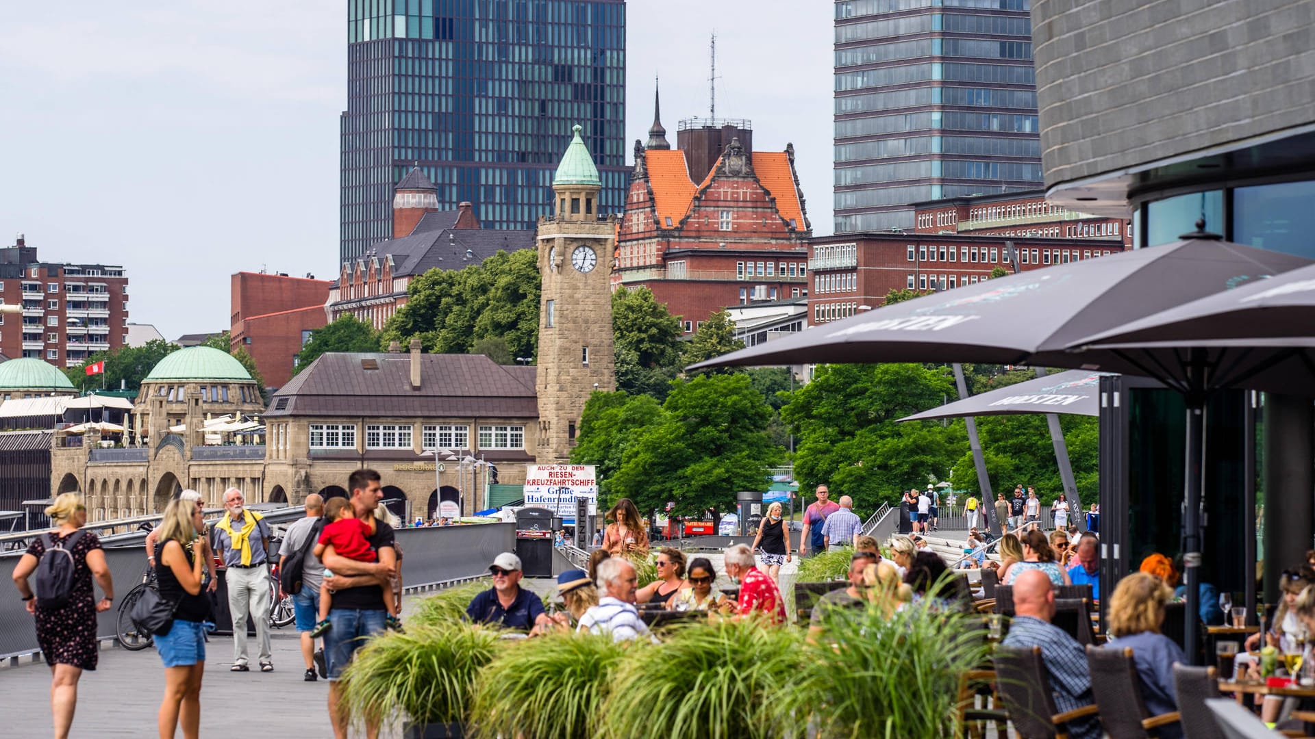 Gefüllte Außengastro auf St. Pauli: In Hamburg haben nicht alle Restraunts nach dem Lockdown öffnen können.