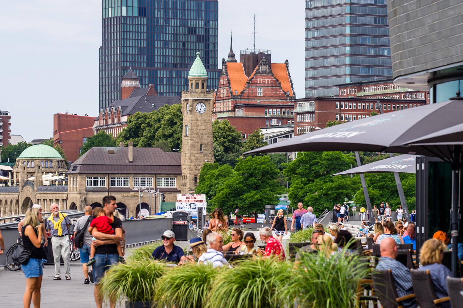 Gefüllte Außengastro auf St. Pauli: In Hamburg haben nicht alle Restraunts nach dem Lockdown öffnen können.