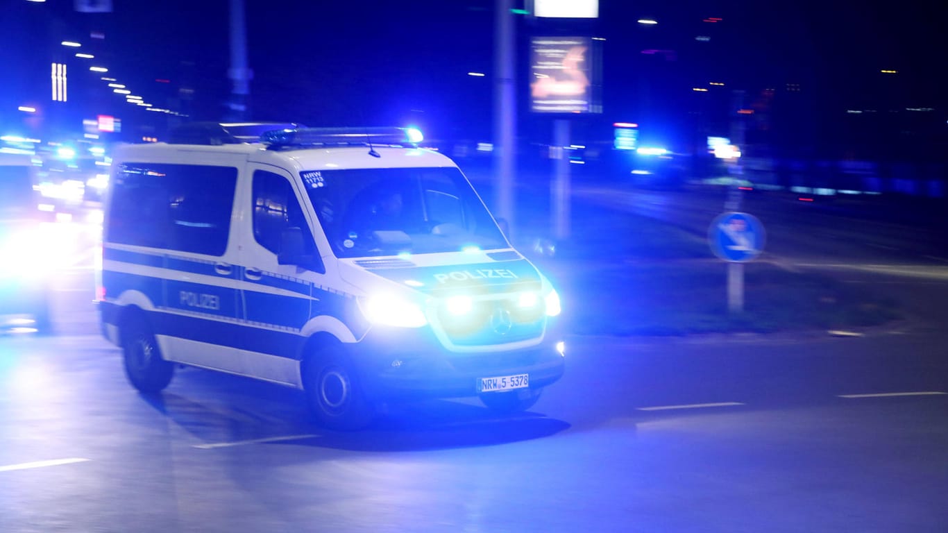 Ein Einsatzwagen der Polizei fährt mit Blaulicht durch die Innenstadt (Symbolbild): Die Polizei fand keine Verletzten.
