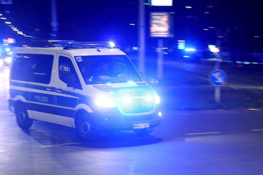 Ein Einsatzwagen der Polizei fährt mit Blaulicht durch die Innenstadt (Symbolbild): Die Polizei fand keine Verletzten.