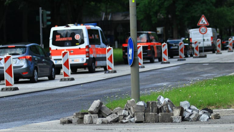 Eine Baustelle in Hamburg führt zu Stau (Symbolbild): Eine Kombination aus Straßenarbeiten und Ferienbeginn macht den Verkehr momentan zähflüssig.
