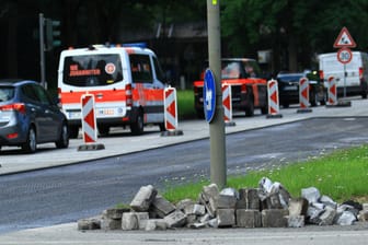 Eine Baustelle in Hamburg führt zu Stau (Symbolbild): Eine Kombination aus Straßenarbeiten und Ferienbeginn macht den Verkehr momentan zähflüssig.