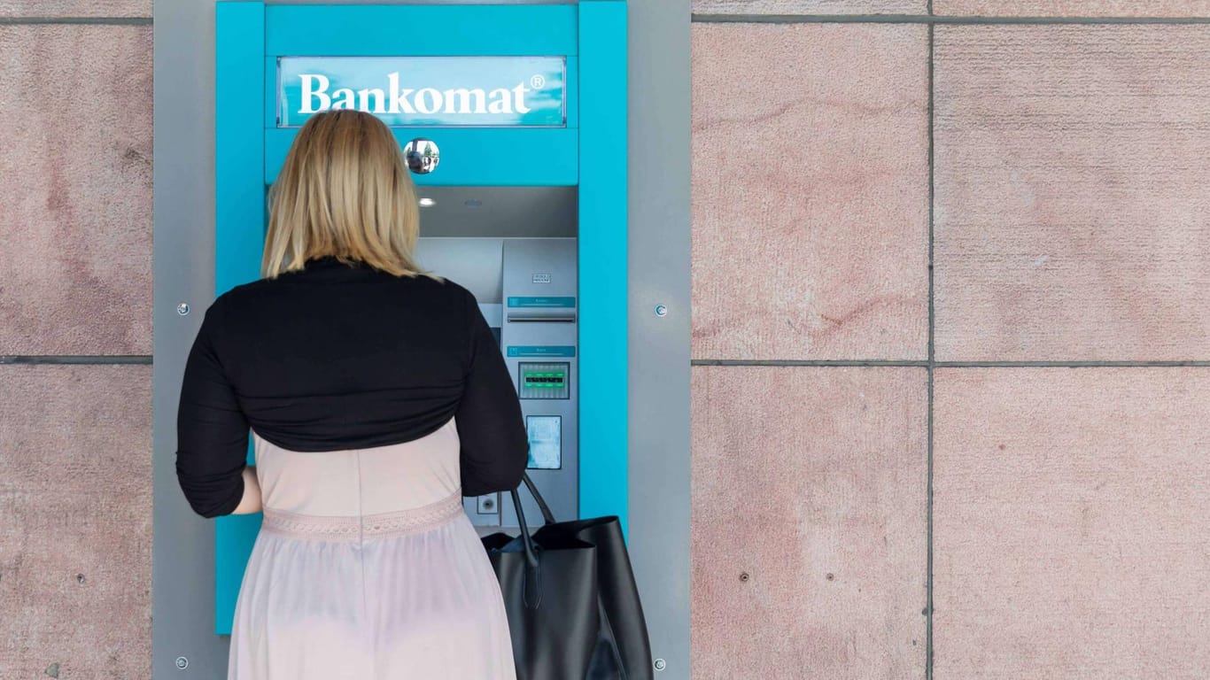 Eine Frau hebt Geld an einem Bankautomaten ab (Symbolbild): Wie können Frauen ihre Rente aufbessern?