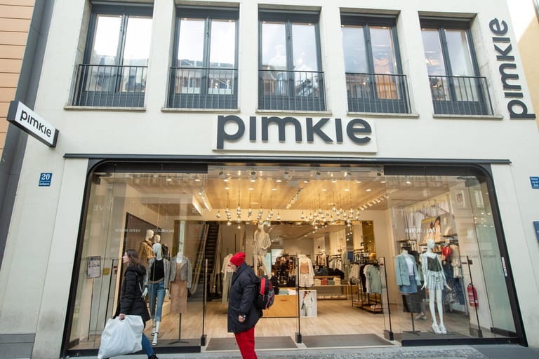 Pimkie steckt weiter in der Krise: 40 Läden der französischen Modekette sollen in Deutschland schließen. 150 Mitarbeiter verlieren ihre Jobs.