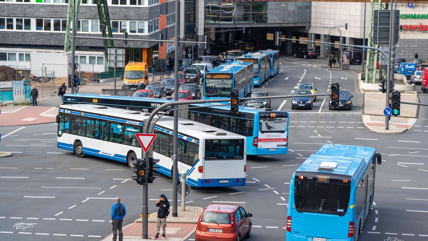 Busse fahren in Wuppertal (Symbolbild): Wegen einer Vollbremsung sind in der Stadt acht Insassen eines Busses verletzt worden.