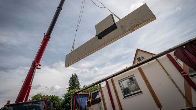 Häuslebauer sollten darauf achten, beim Zahlungsplan nicht zu sehr in Vorkasse zu gehen.