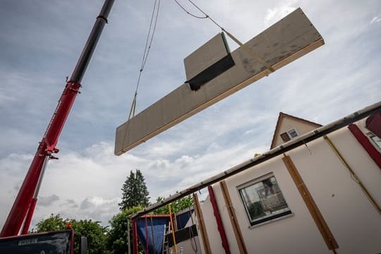 Häuslebauer sollten darauf achten, beim Zahlungsplan nicht zu sehr in Vorkasse zu gehen.