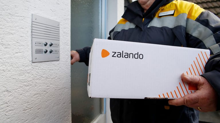 Postbote stellt ein Zalandopaket zu (Symbolbild): Der Onlinehändler rechnet in diesem Jahr mit einem Umsatzwachstum von bis zu 32 Prozent.