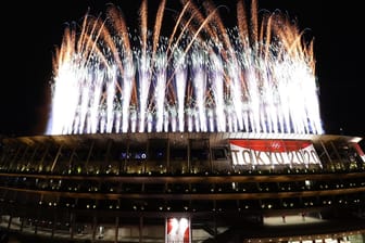 Feuerwerk über dem Olympiastadion: In Tokio sind die Spiele 2021 eröffnet worden.