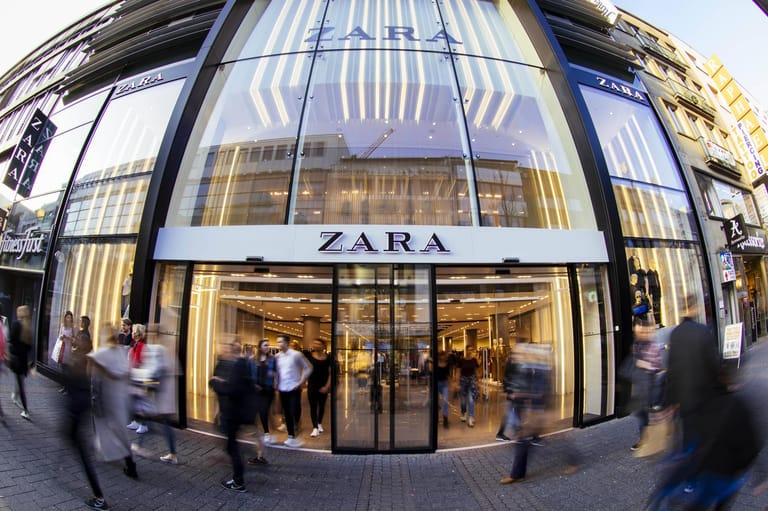 Selbst für Fast-Fashion-Giganten wie die spanische Inditex spitzt sich die Lage zu. Marken wie Zara oder Bershka verlieren in den kommenden zwei Jahren zahlreiche Filialen. Dafür baut Inditex aber den Online-Handel aus.