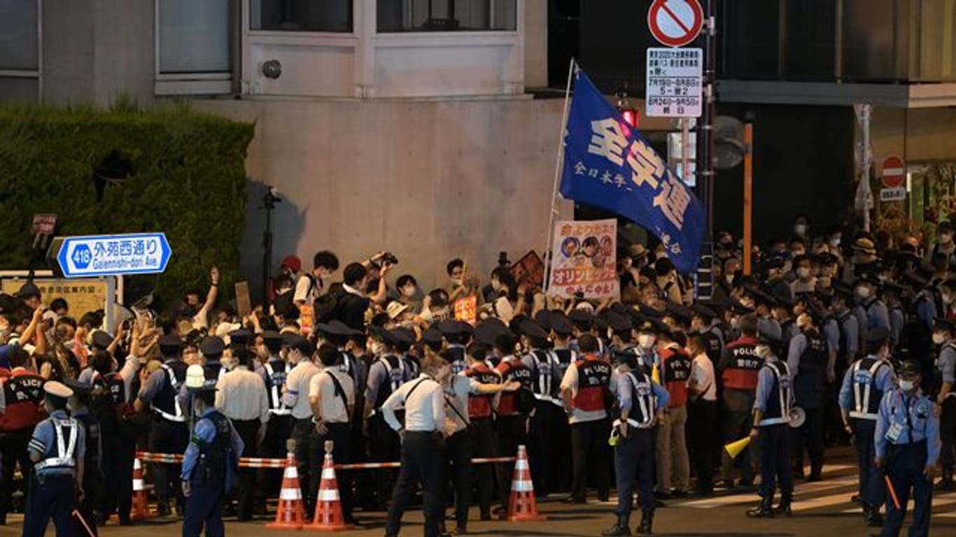 Demonstranten protestieren vor dem Stadion gegen die Austragung der Spiele.